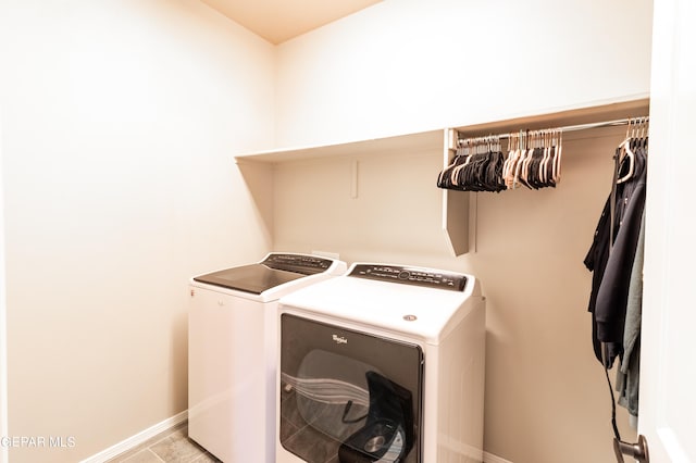 laundry area with laundry area, independent washer and dryer, and baseboards