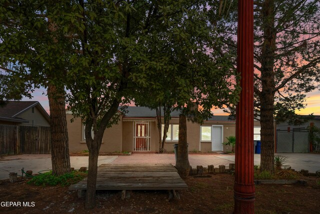 view of front of property featuring a patio area