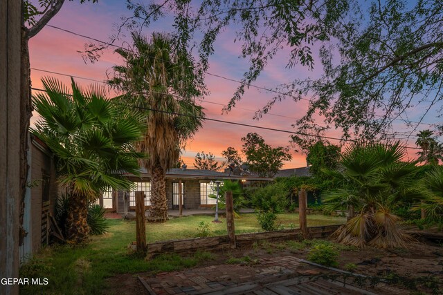 view of yard at dusk