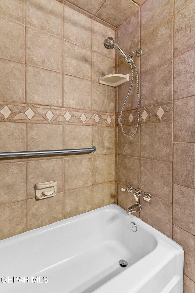 bathroom with tiled shower / bath combo