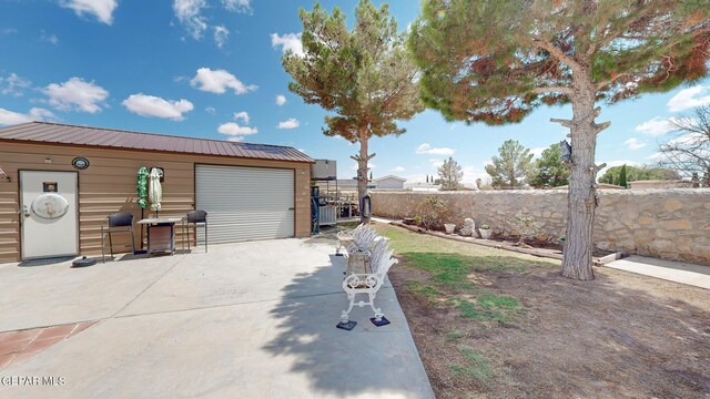 view of yard featuring an outbuilding and a garage