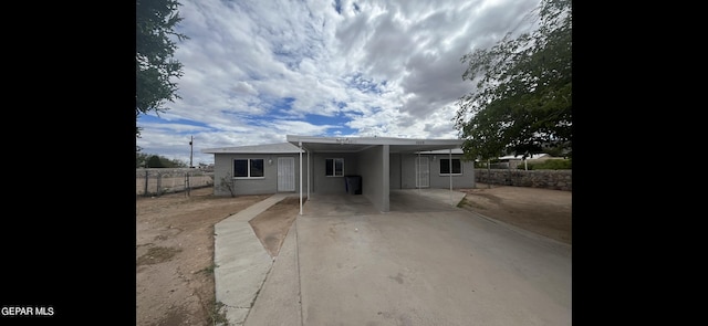 view of front of property featuring a carport