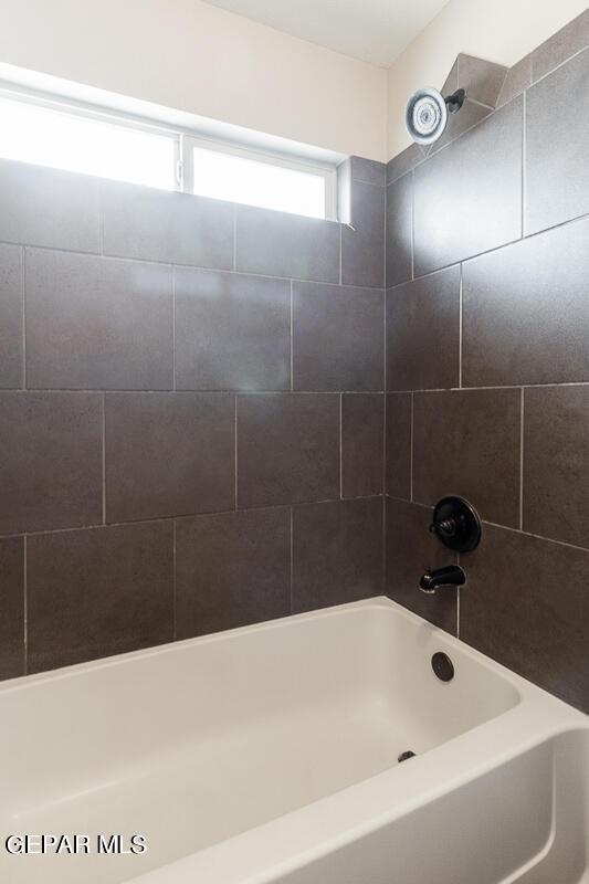 bathroom featuring tiled shower / bath combo