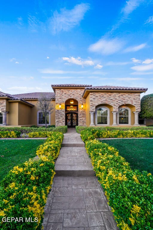 view of front of home featuring a front yard