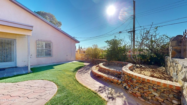 view of yard featuring a patio area