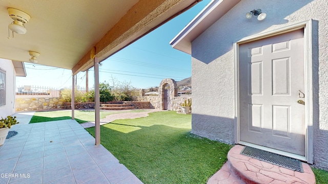 view of yard featuring a patio area