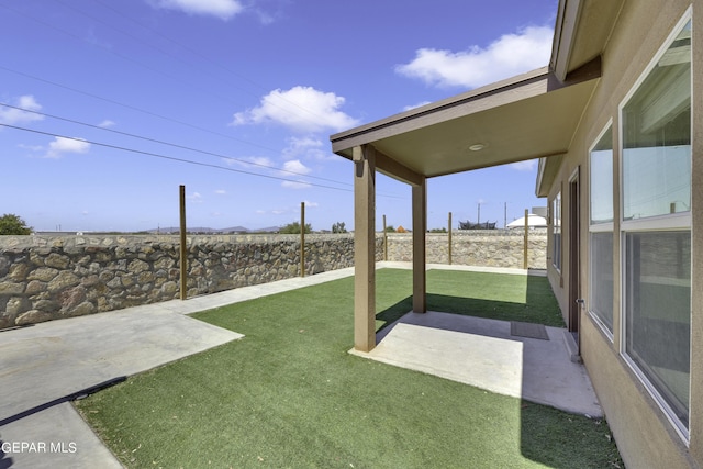 view of yard featuring a patio