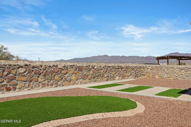 view of yard with a mountain view