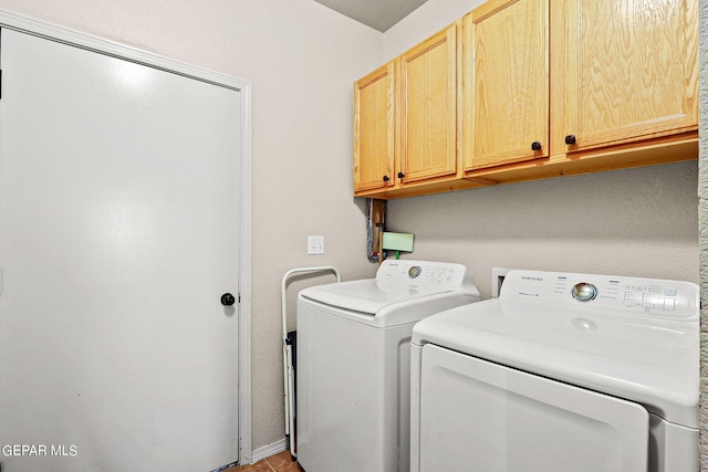 laundry room with cabinets and independent washer and dryer