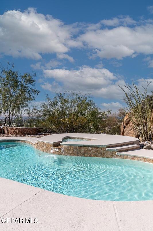 view of pool featuring an in ground hot tub