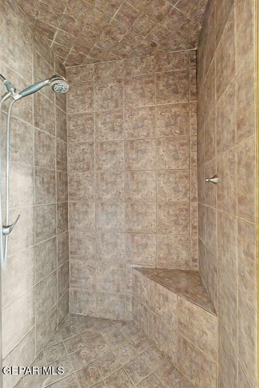 bathroom featuring a tile shower