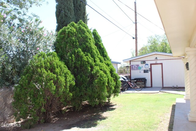 view of yard with an outdoor structure