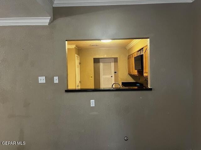 kitchen featuring ornamental molding