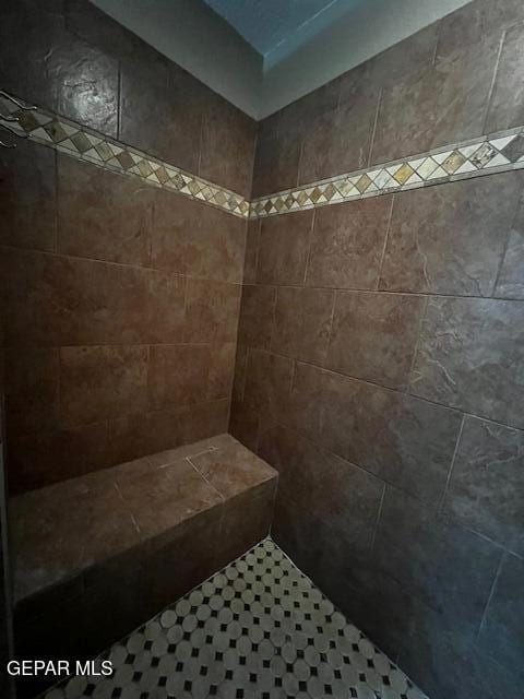 bathroom featuring a tile shower