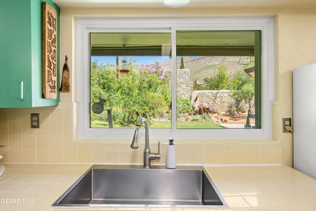 kitchen with sink and decorative backsplash