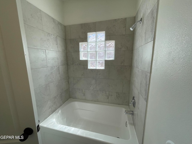 bathroom featuring tiled shower / bath combo