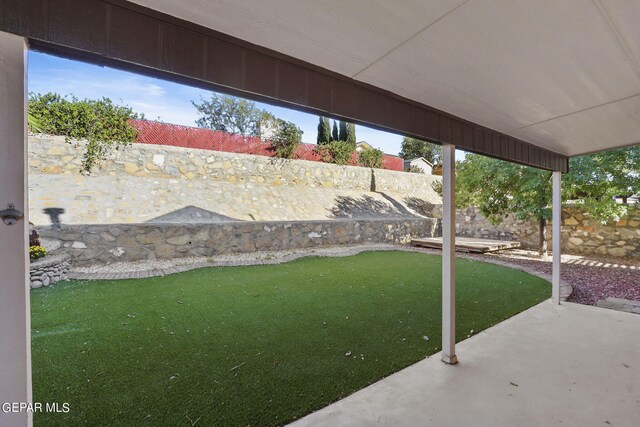 view of yard featuring a patio