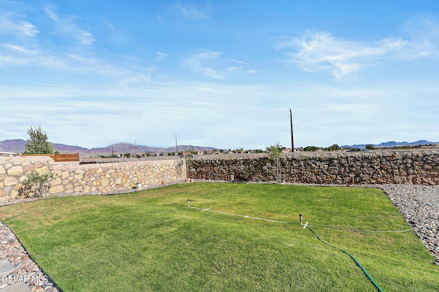 view of yard with a mountain view