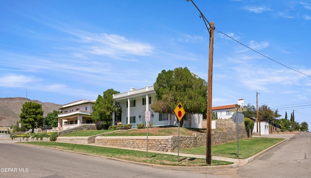 view of front of house featuring a front yard