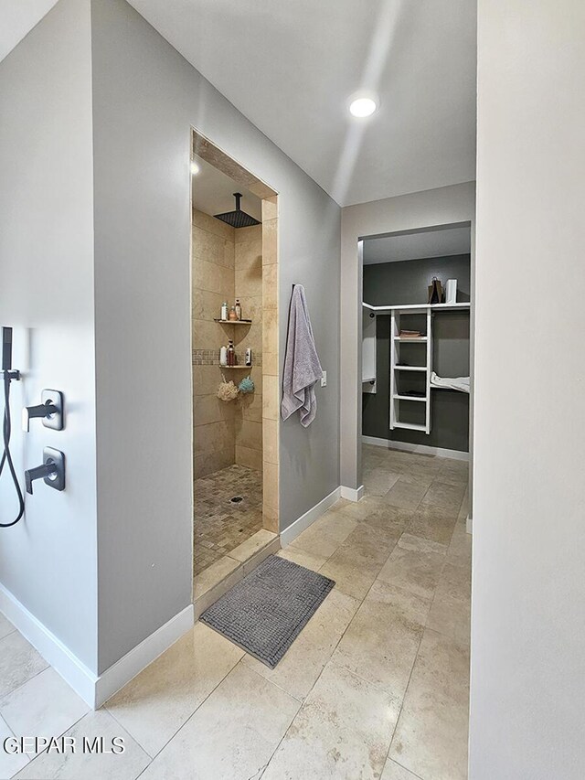 bathroom featuring tiled shower