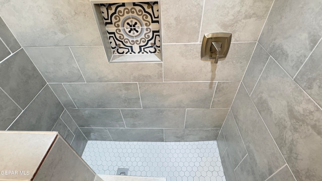 bathroom featuring a tile shower