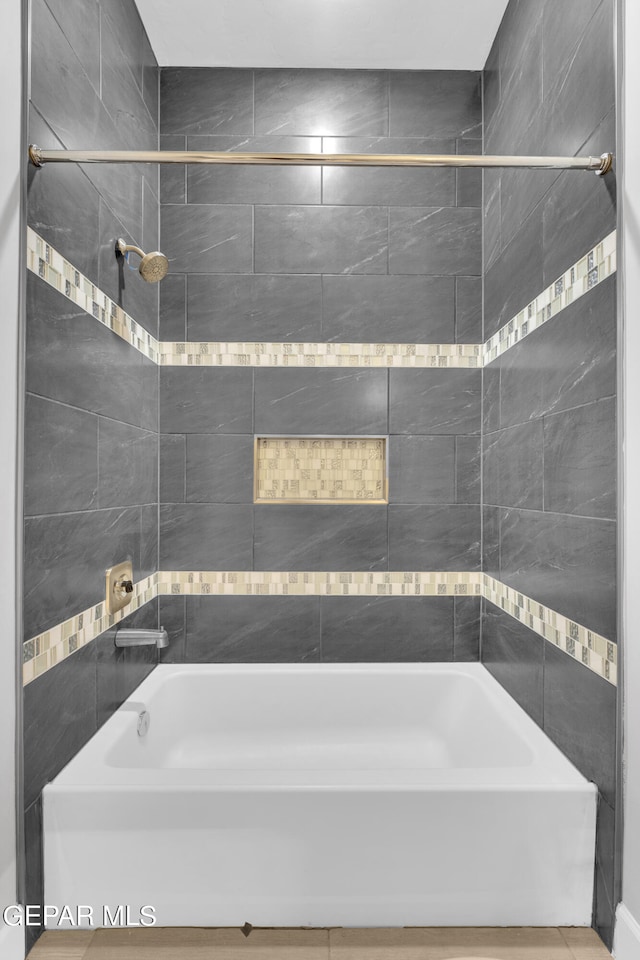 bathroom featuring tiled shower / bath combo