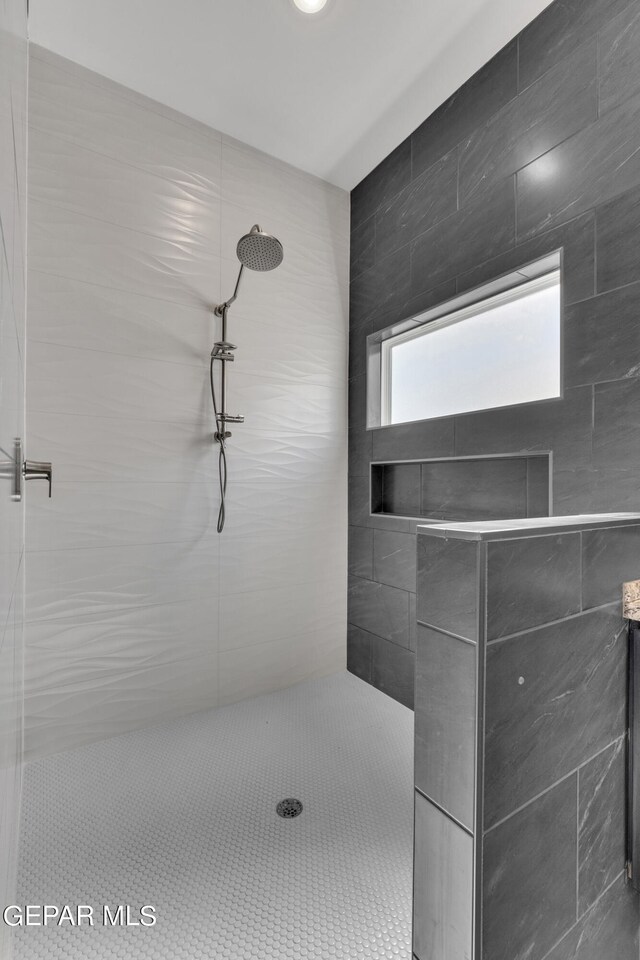 bathroom featuring tiled shower