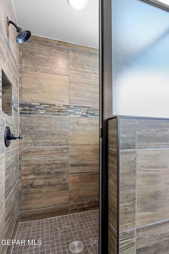 bathroom featuring tiled shower