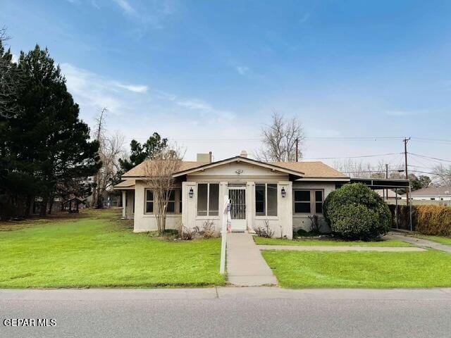 view of front of house featuring a front lawn