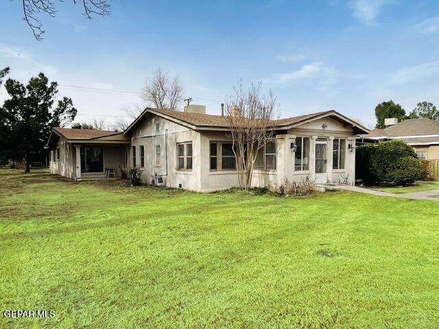 view of front of home featuring a front yard