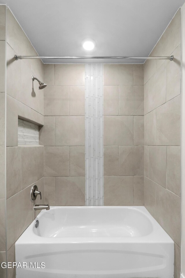 bathroom with tiled shower / bath