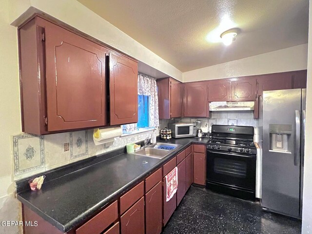 kitchen with gas stove, a textured ceiling, stainless steel fridge with ice dispenser, sink, and backsplash