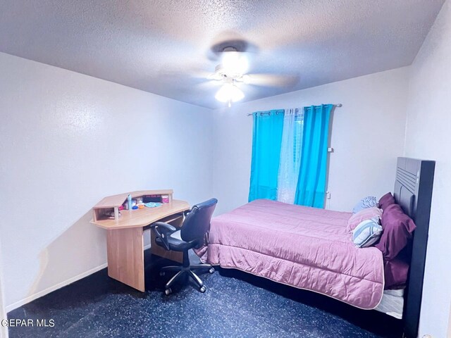 bedroom featuring ceiling fan and a textured ceiling