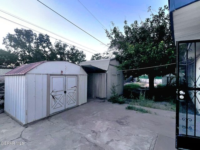 view of patio featuring a storage unit