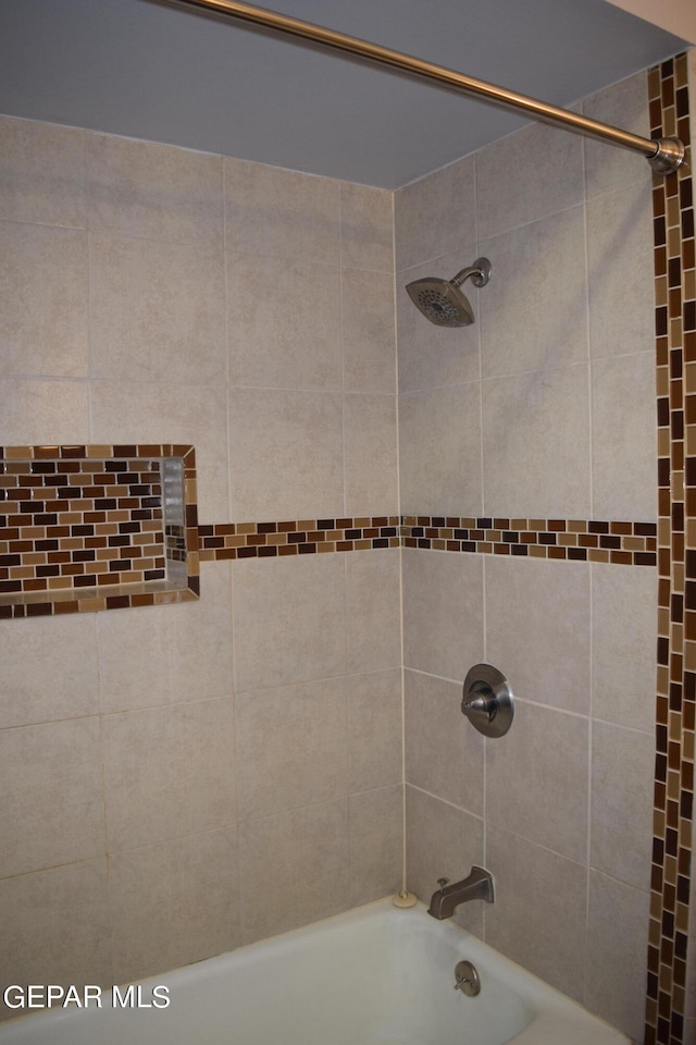 bathroom featuring tiled shower / bath combo