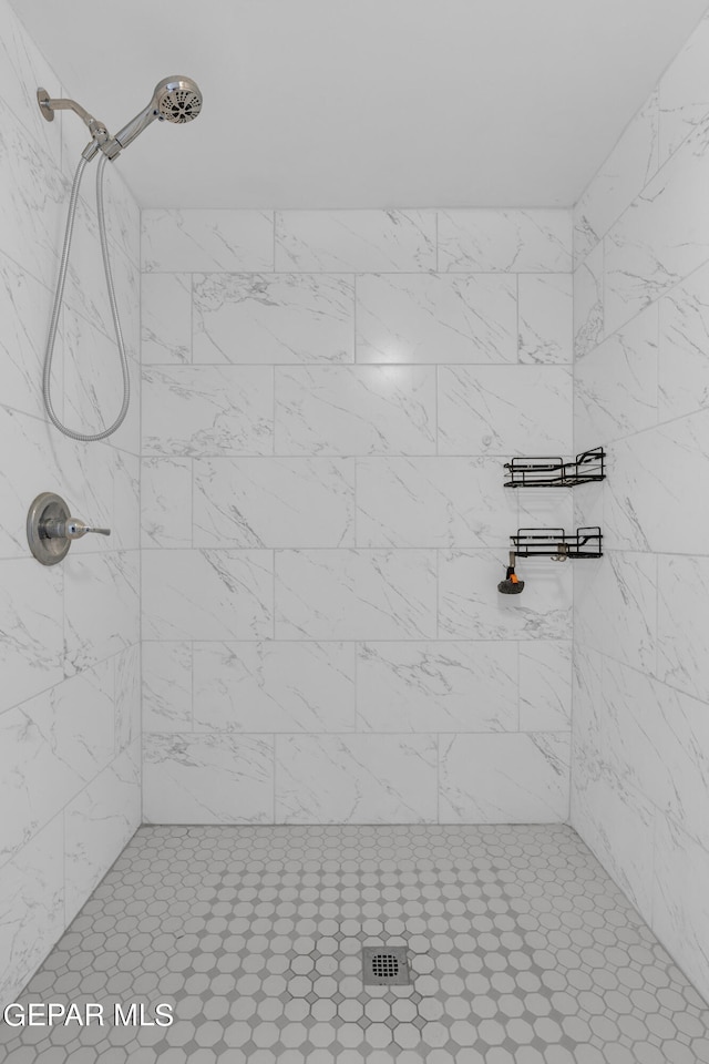 bathroom featuring a tile shower