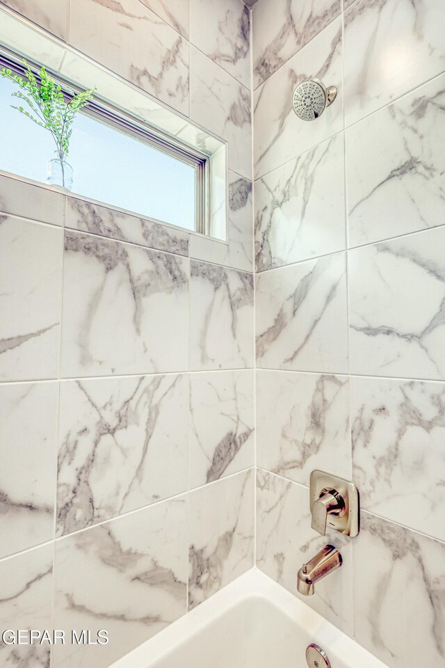 bathroom with tiled shower / bath combo