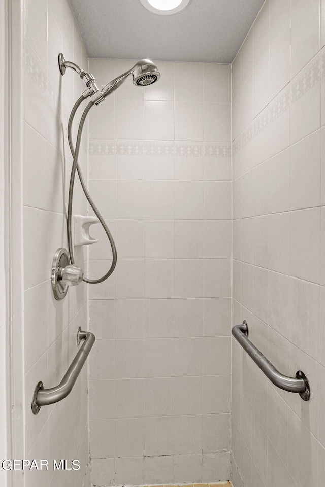 bathroom featuring a tile shower