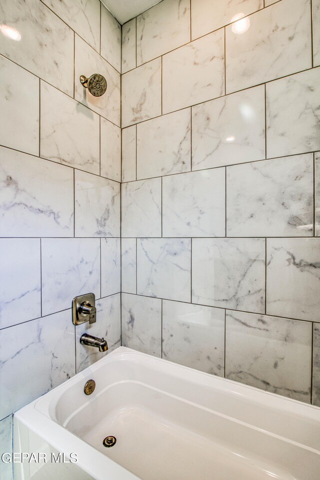 bathroom with tiled shower / bath