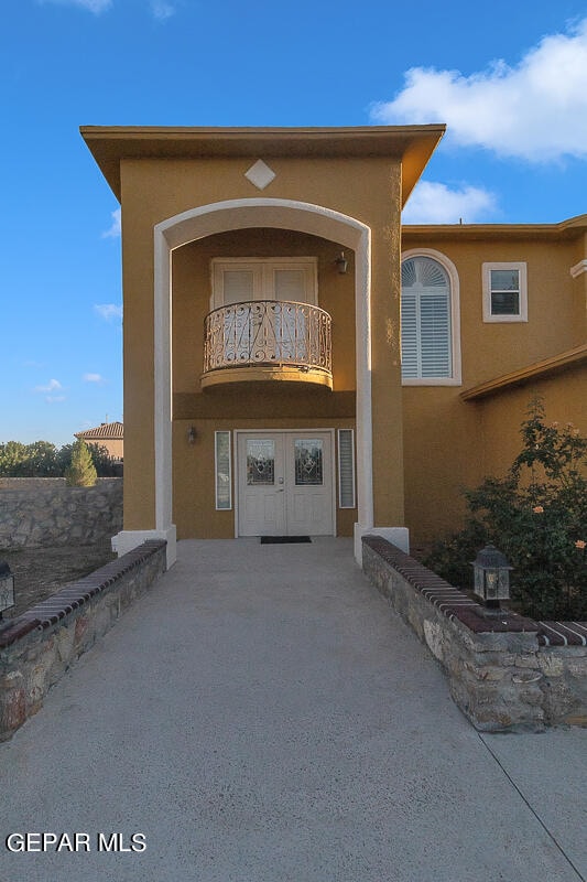 property entrance featuring a balcony