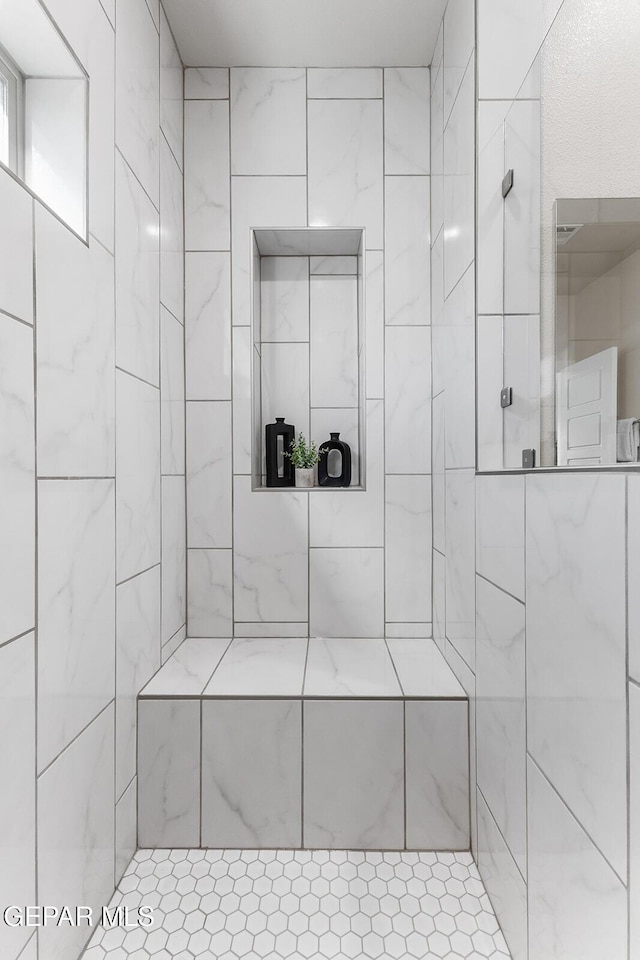 bathroom featuring a tile shower