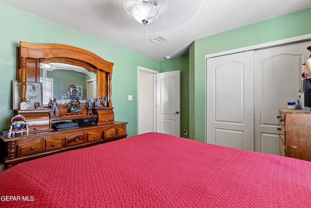 bedroom featuring a ceiling fan, visible vents, and a closet