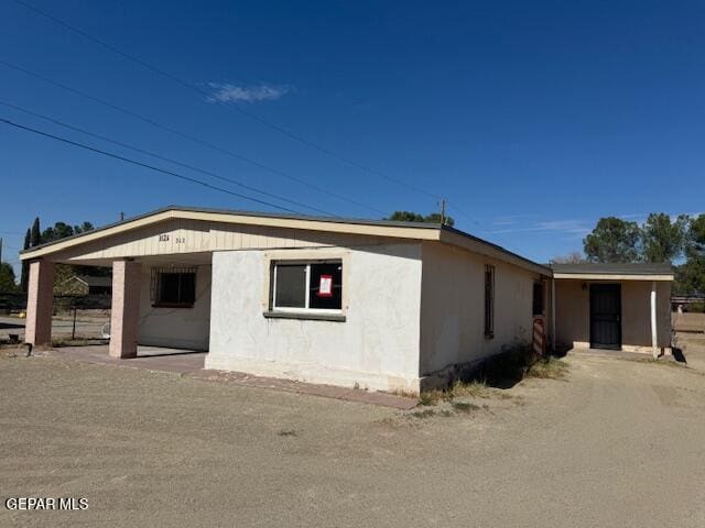 view of front of property featuring a carport