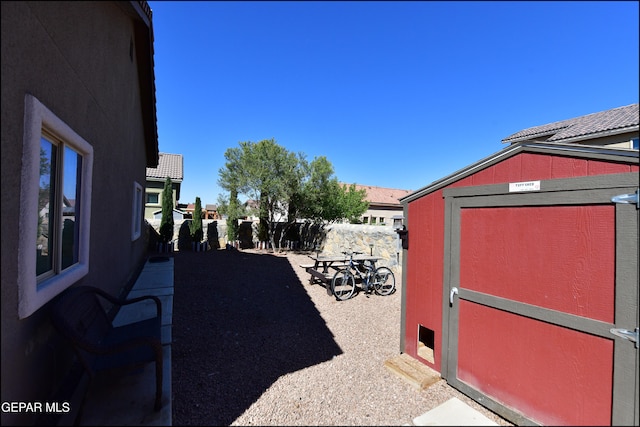 view of yard with a storage unit