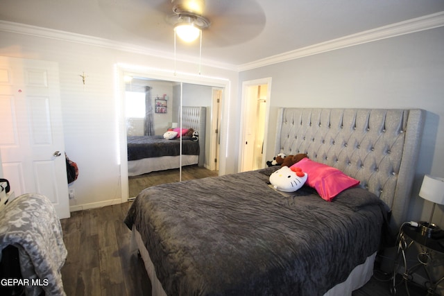 bedroom featuring ornamental molding, dark hardwood / wood-style floors, ceiling fan, and a closet