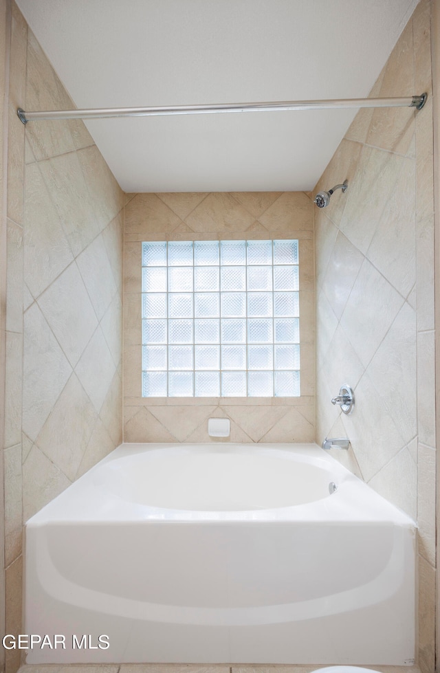 bathroom with tiled shower / bath