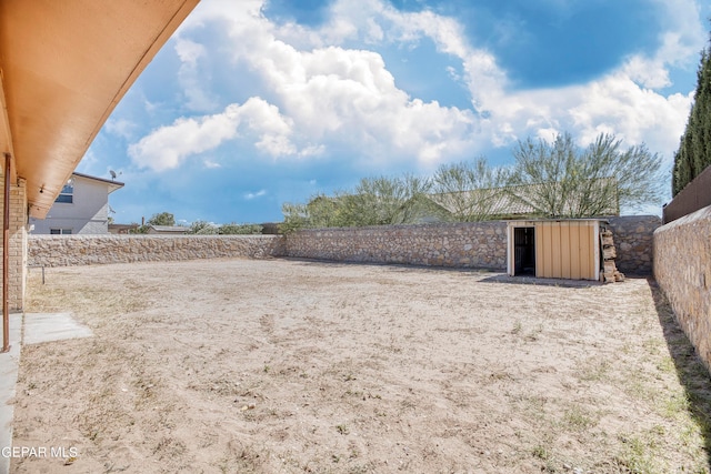 view of yard featuring a shed