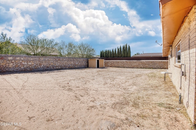 view of yard with a storage shed