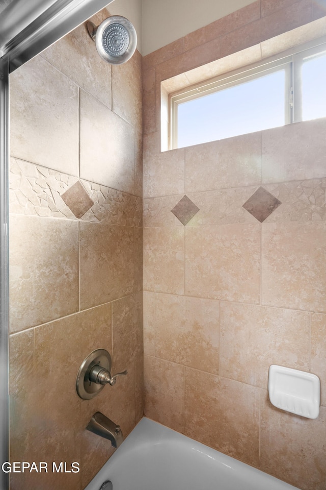 bathroom with tiled shower / bath combo