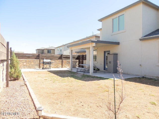 view of yard featuring a patio